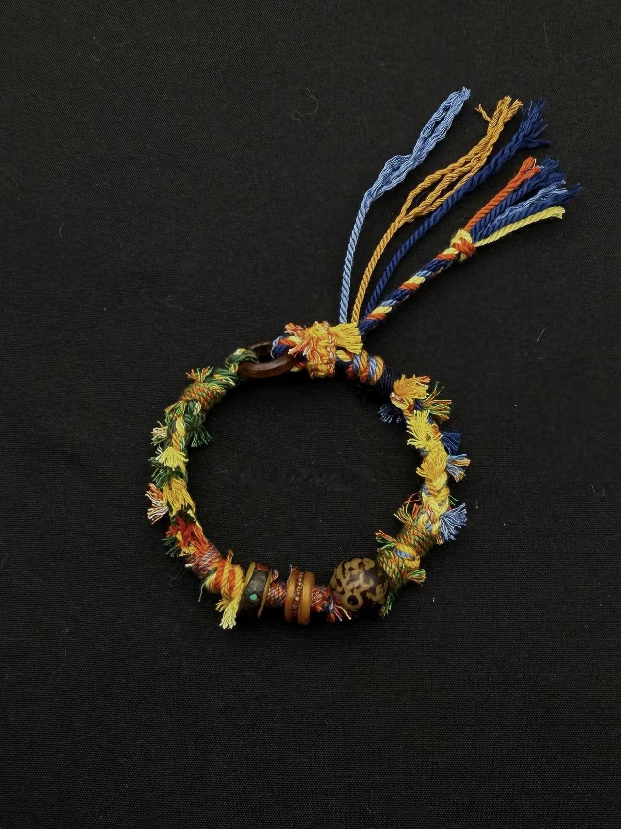 藏式编绳｜天蓝如洗，小河清清，秋意深沉的旷野里，一垄垄黄土堆砌的山梁，像要社火腾