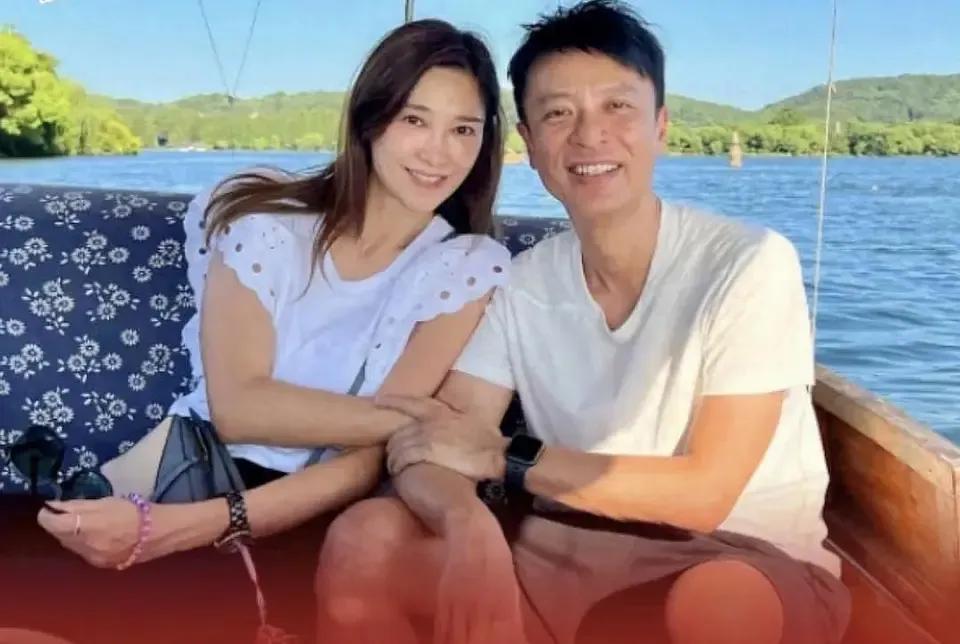 李克勤一家人到厦门旅游，51岁卢淑仪身材苗条，和婆婆关系很亲密

李克勤与妻子卢