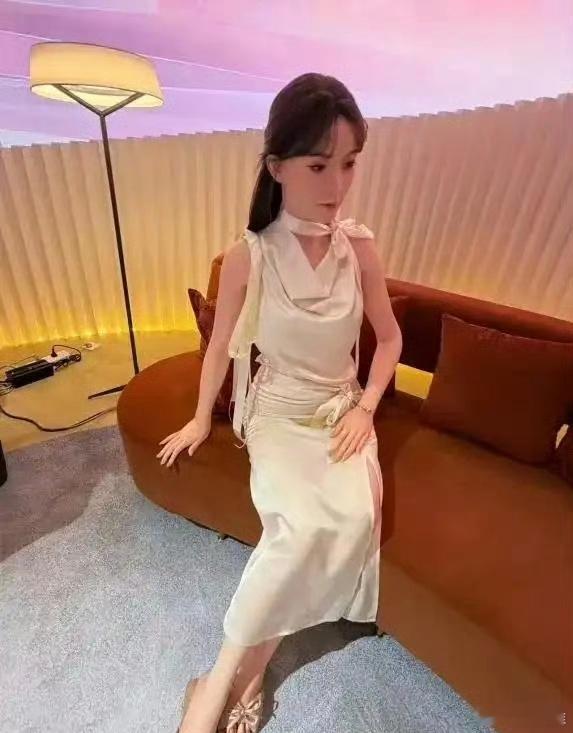 你会花99万买机器人吗现在的具身智能机器人，普通人也能买了，不过当我看完价格以后