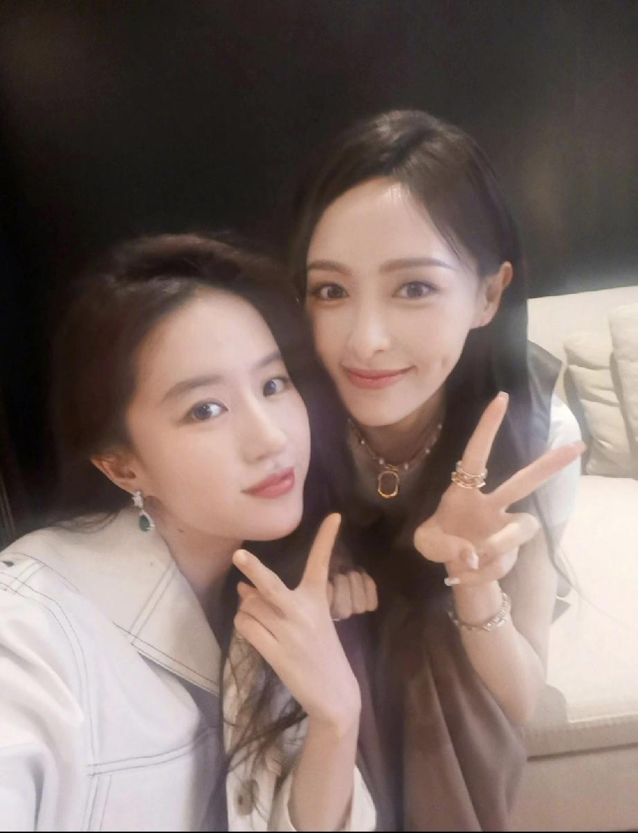 刘亦菲和唐嫣在气质外形上，
若论名次，
应是并列。

她们是一对令人移不开眼睛的