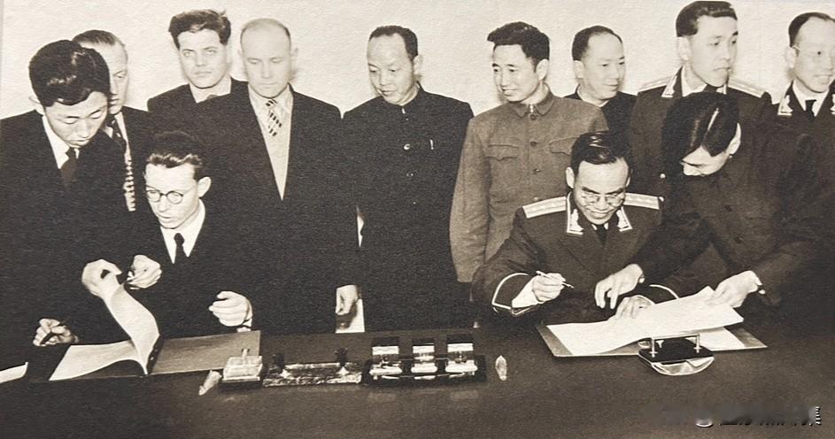 1956年12月29日，中苏双方在北京举行P-1导弹交接签字仪式，任新民时任国防
