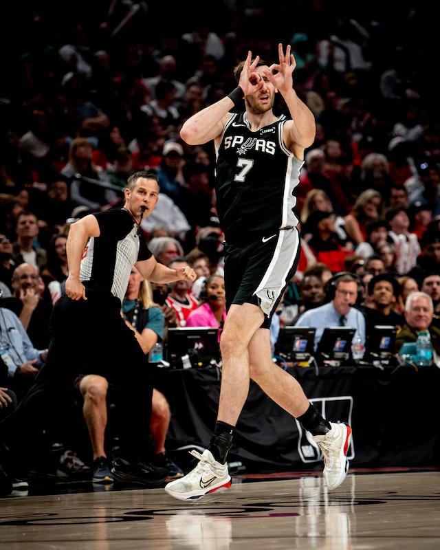 晚安马刺 心中有光，便不惧长夜。因为每一步都会踏出属于自己的星河。晚安刺蜜明天见