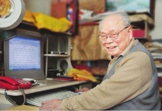 1949年，地下党员马识途正准备回公馆，却看到保姆坐在门口，还警惕地盯着他，马识