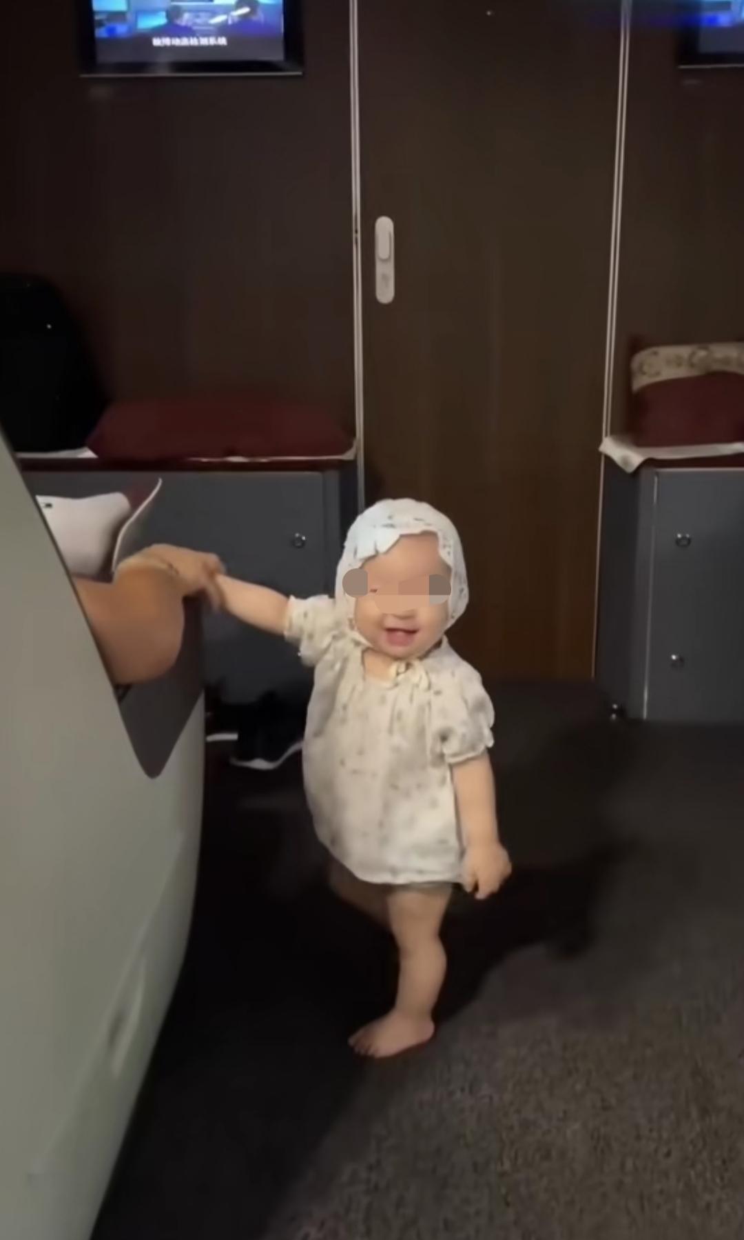 看到国外一位家长，让幼小的孩子光着脚，主动与客舱里的陌生乘客打招呼，而且允许有肢