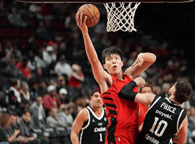 杨瀚森暴扣抢镜！开拓者119比66大胜伦敦雄狮
