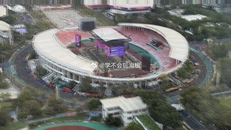 万兽之王总策划薛之谦36米兽骨舞台搭配环形冰屏，视听效果直接拉满，这舞台也太华丽