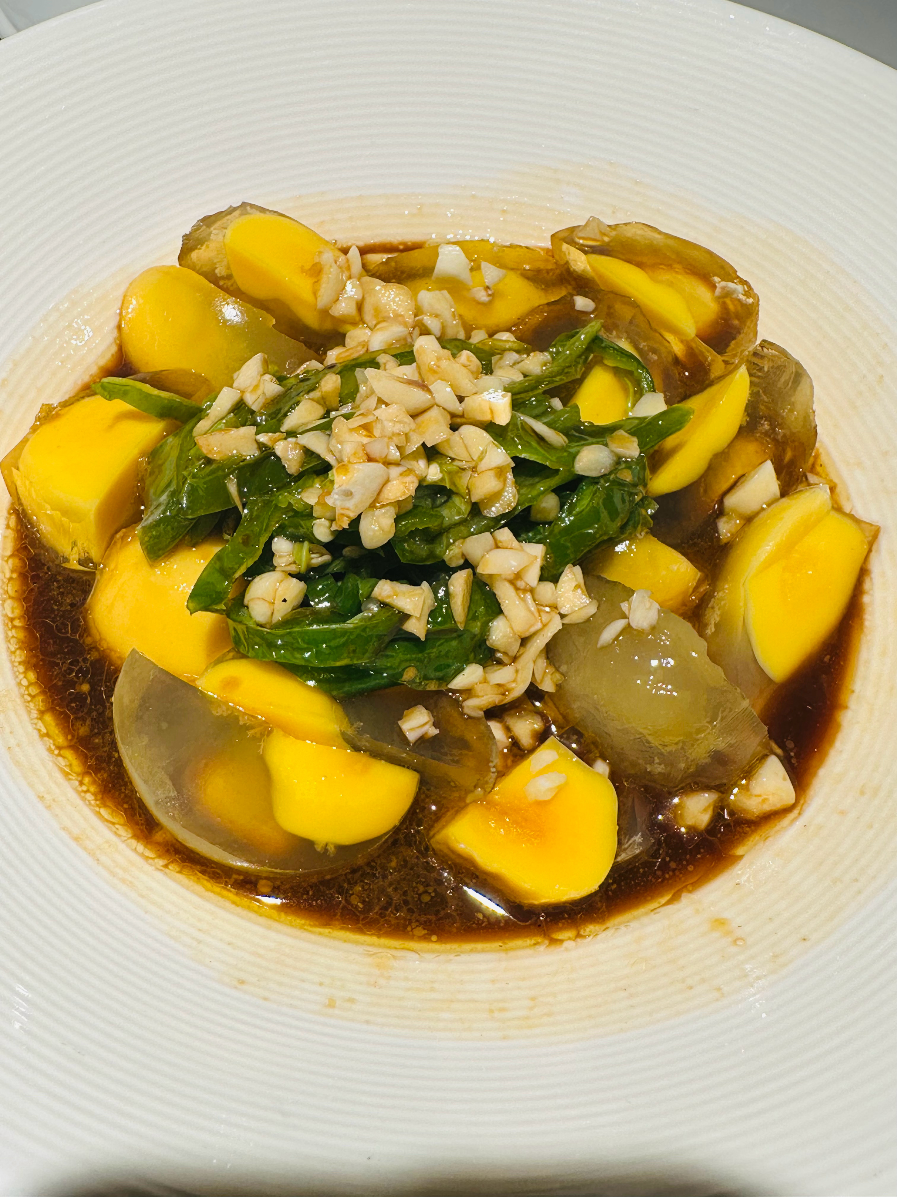 表面云淡风轻，内心小心翼翼，生怕一依赖，就满盘皆输。特别害怕对一个人产生依赖