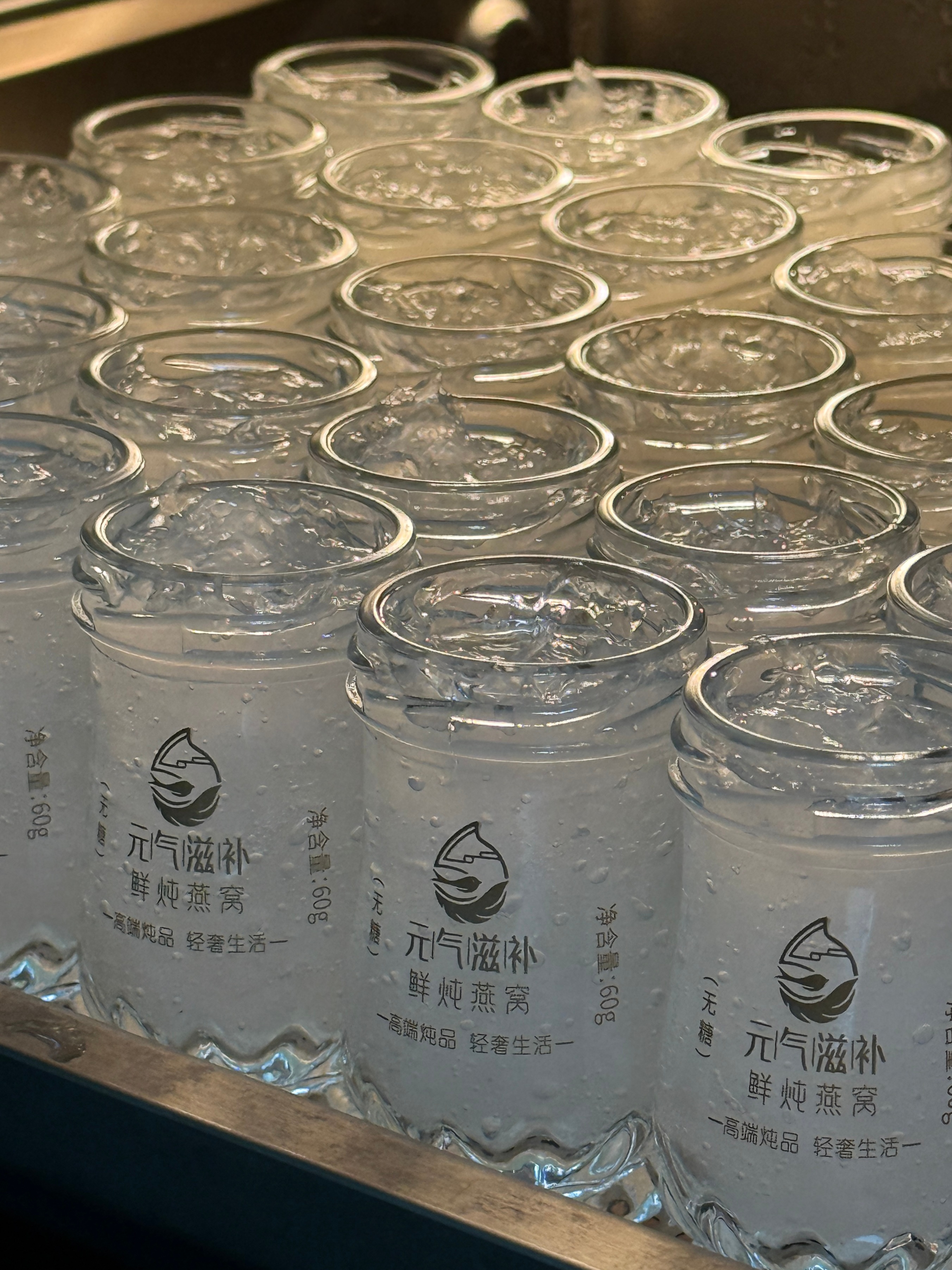 鲜炖燕窝每天爆单 大家要提前找我定哦～我的鲜炖燕窝优势：1、原料好，采用中燕会供