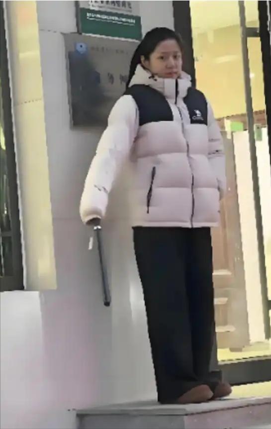 近视女友站岗时“视而不见”，男友拍下这段搞笑瞬间，全网疯传！
近年来，一段关于男