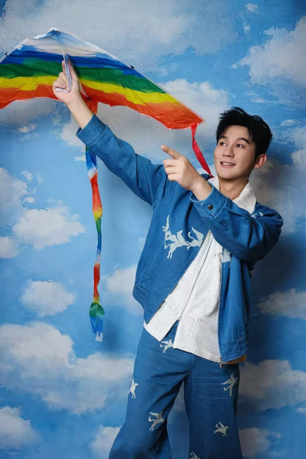 奔跑吧14马力泉开发布会谁懂啊！晨哥这组童年感写真直接把我拉回暑假追综艺的日子，