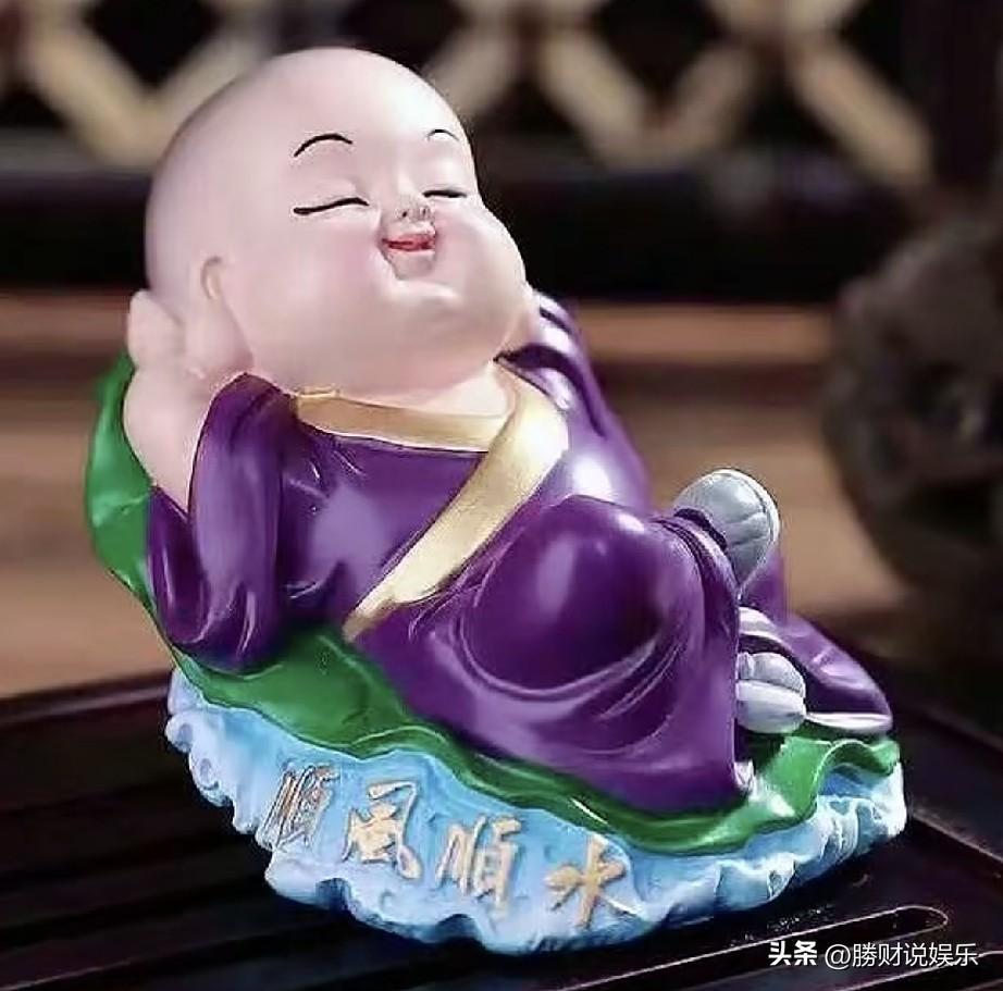 我认为该
男女一样工作下班，女人还要承担生育带娃甚至照顾老人，所以男人能分担家务