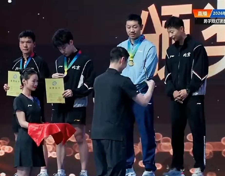 这就是前世界第一的实力，马龙许昕复出还能夺冠，这该让王励勤反思了。老将的实力经的