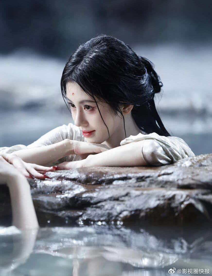 鞠婧祎折骨变装 前面美得很柔和，清秀又耐看，气质特别舒服，变后立刻变得诡魅冷艳，