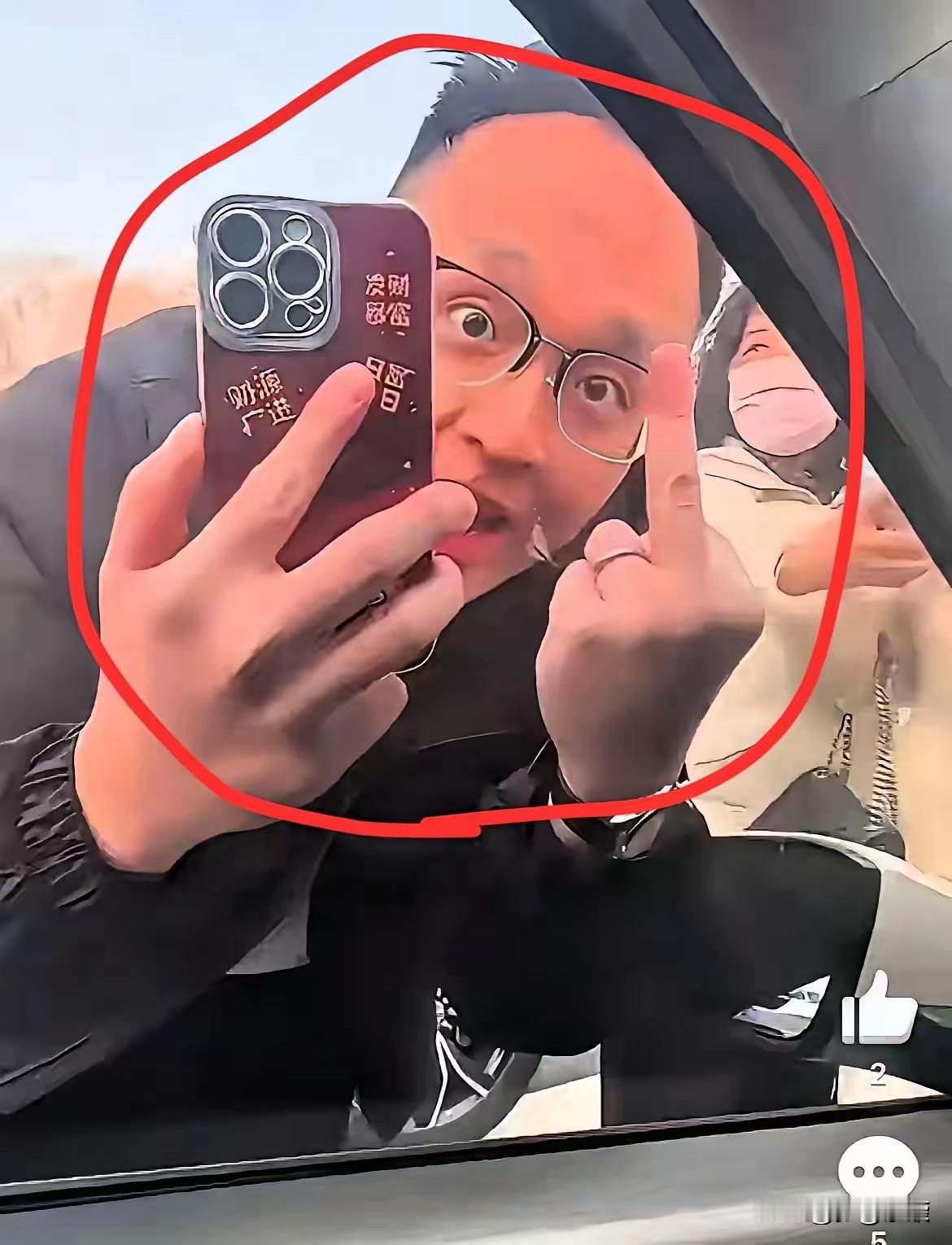 车在路上行，难免有磕碰。这是每个司机都知道的事实。可图片中的这个人，用一番别样的