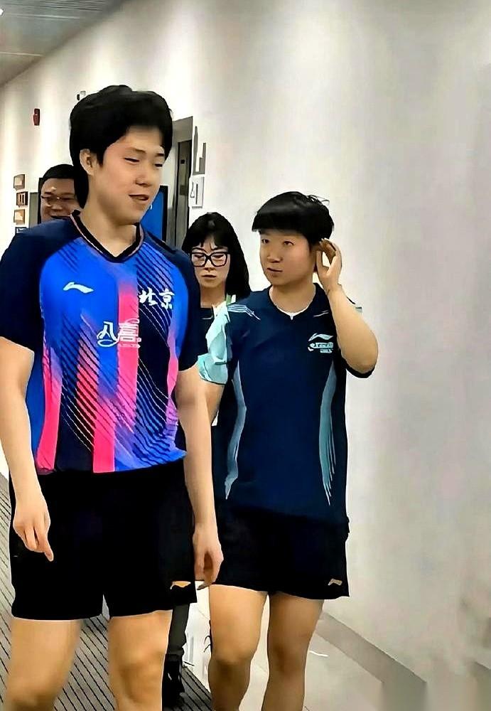 娱乐圈那对天天被外界按头“老死不相往来”的“两小只”，最近用一段偷拍，把全网扒细