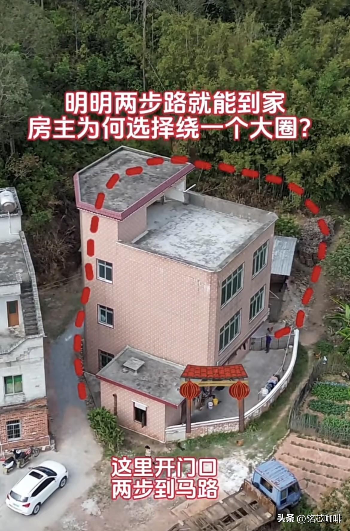 这房子在这里开大门多方便，
明明两步路就能到家🏠
房主为何选择绕一个大圈呢⁉️