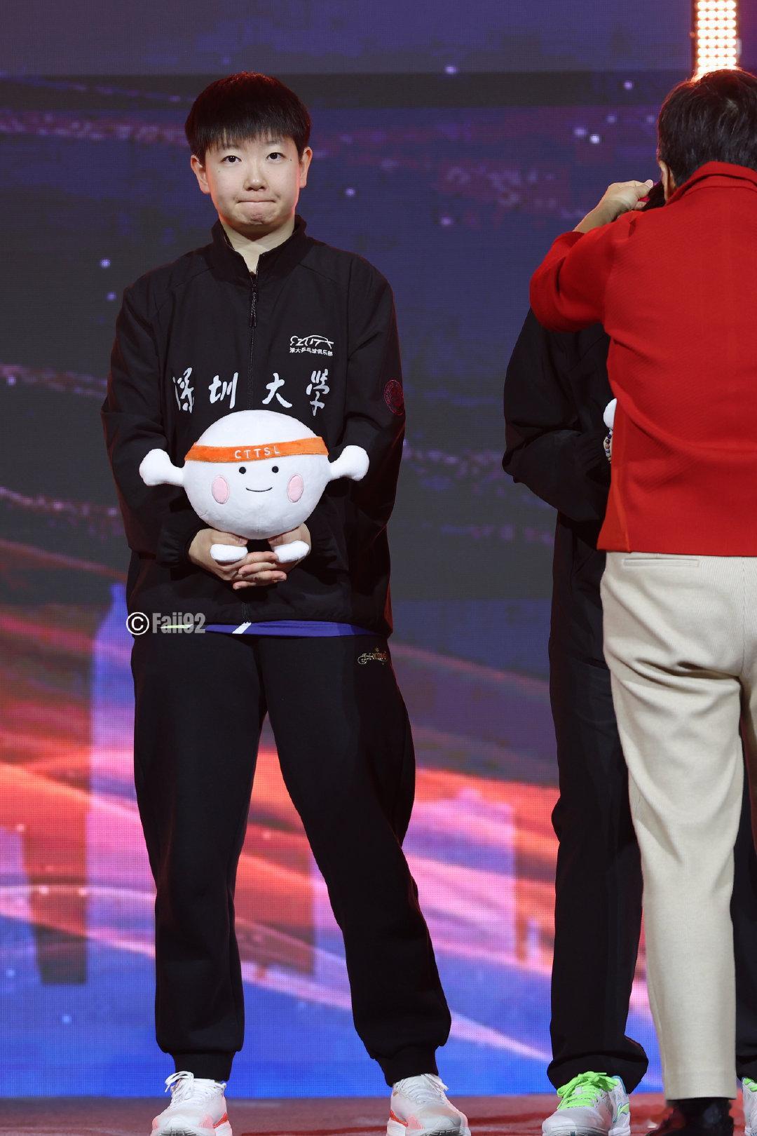 孙颖莎[超话]  孙颖莎  2025，愿你站在时光新岸，看梦想之花绽放满途，回首