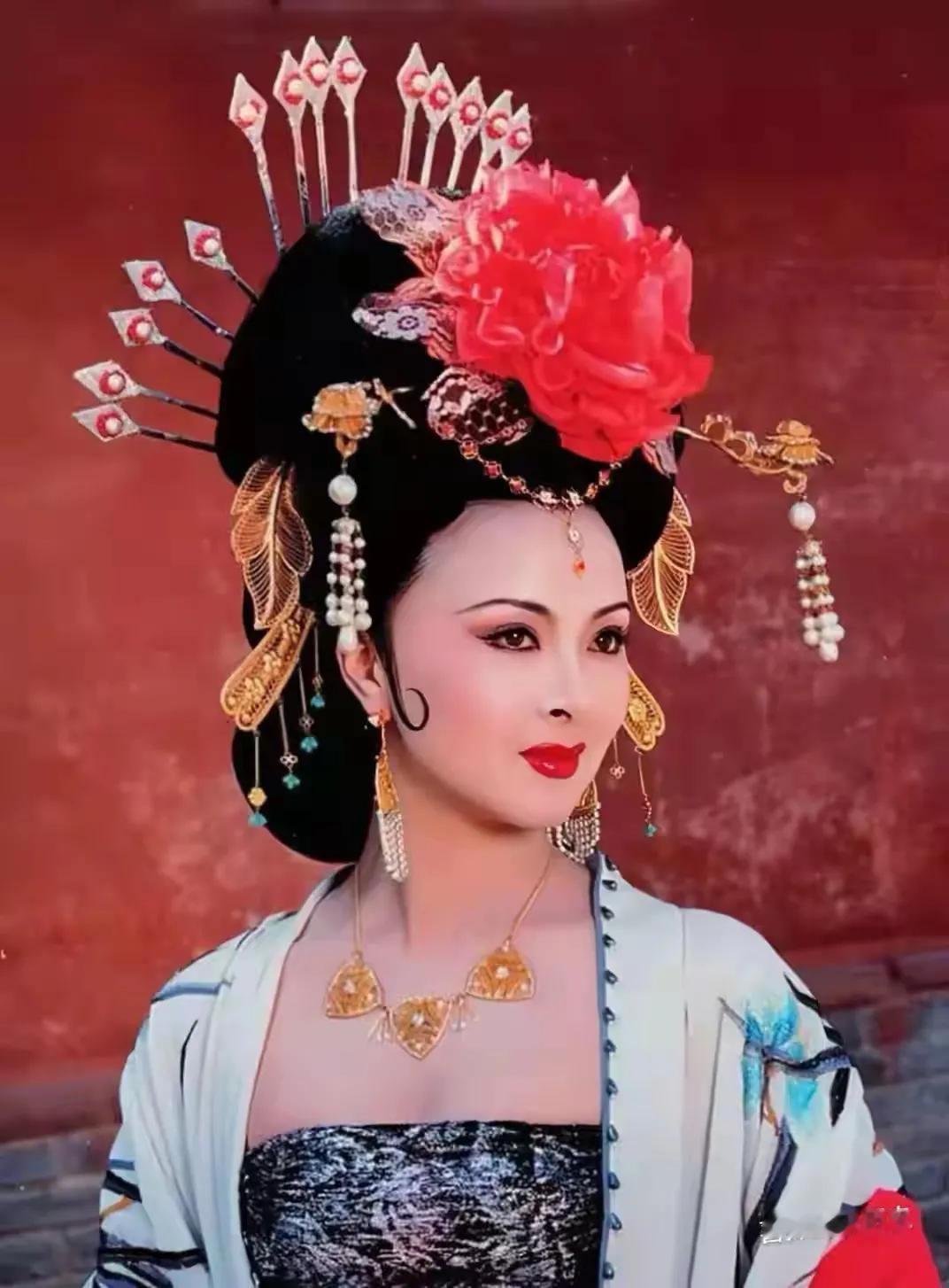 男女关系混乱之“洛阳亲友如相问，一片冰心在玉壶。”
     诗作者王昌龄当年因