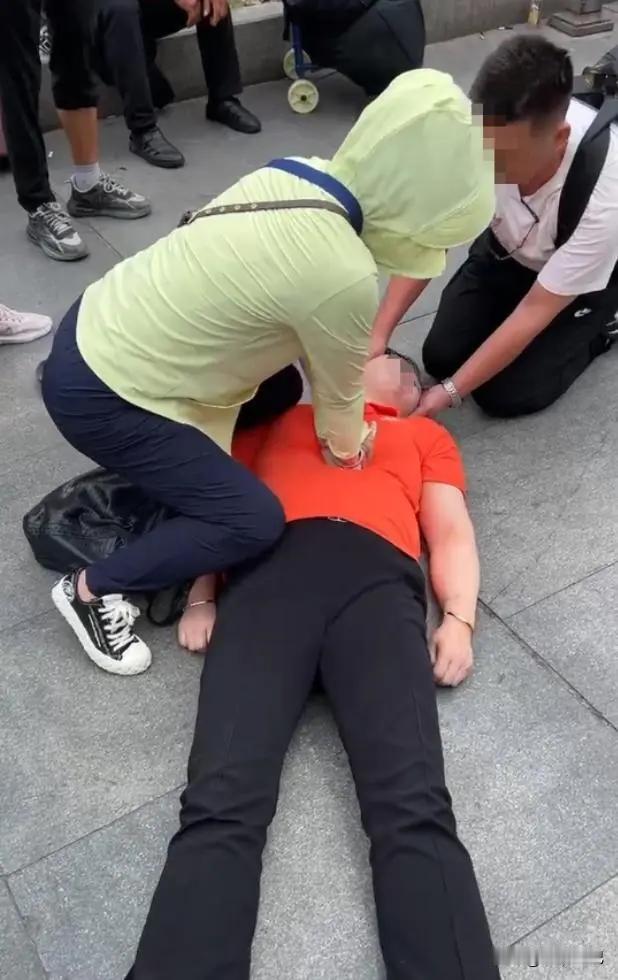 上海，一位中年男子带着老婆去火车站，可刚走到南广场，老婆突然晕倒在地，老公急得跪