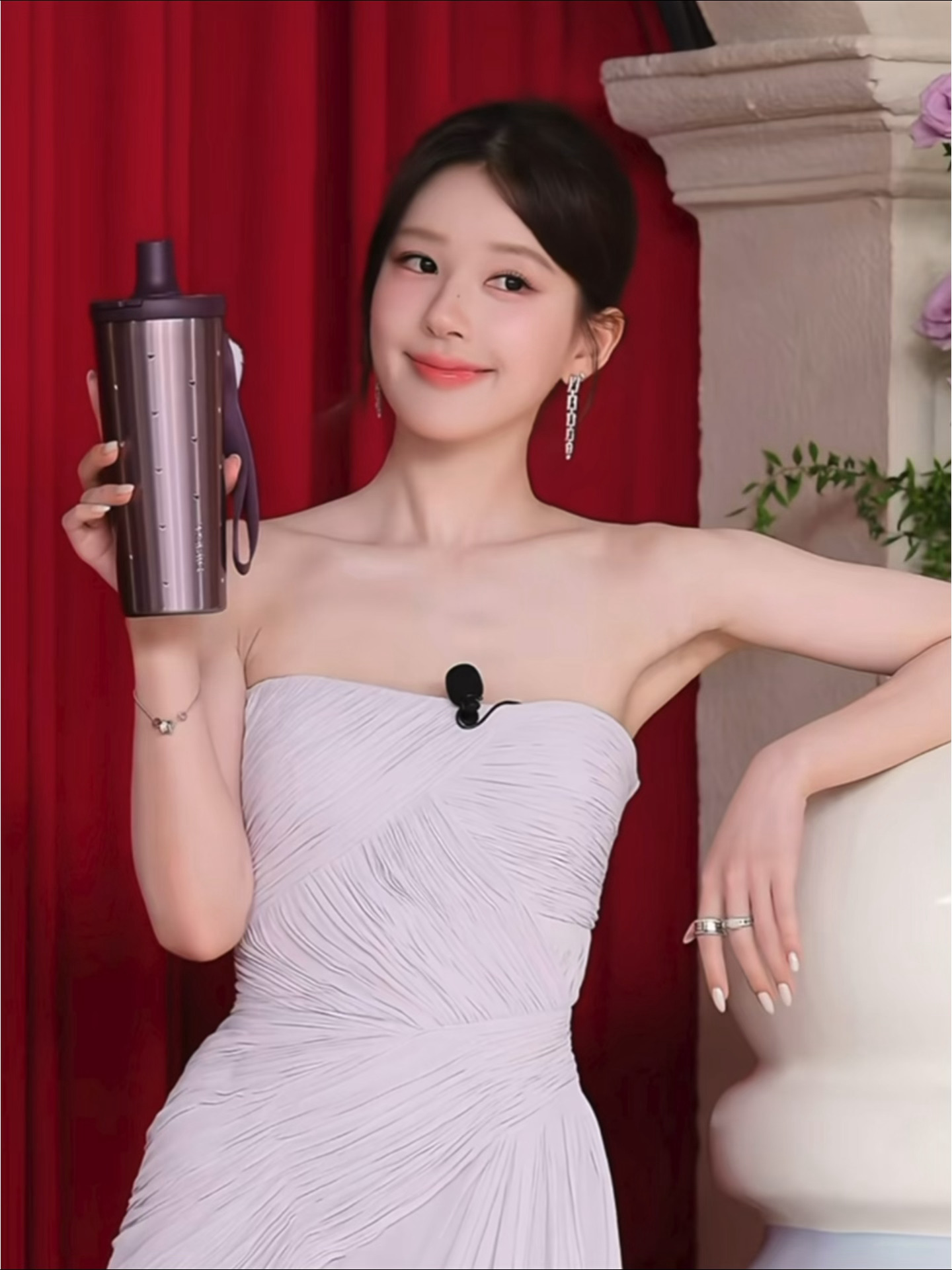 赵露思今日品牌活动造型…这状态也太嫩了吧，说是几年前的直播也毫无违和感…[捂嘴哭