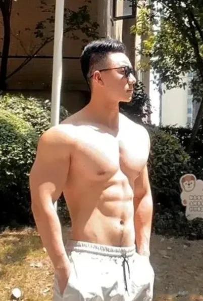 小区里遇见一个推销会员卡的健身教练[爱慕]看我不吱声，小伙子直接秀了一把肌肉，腹