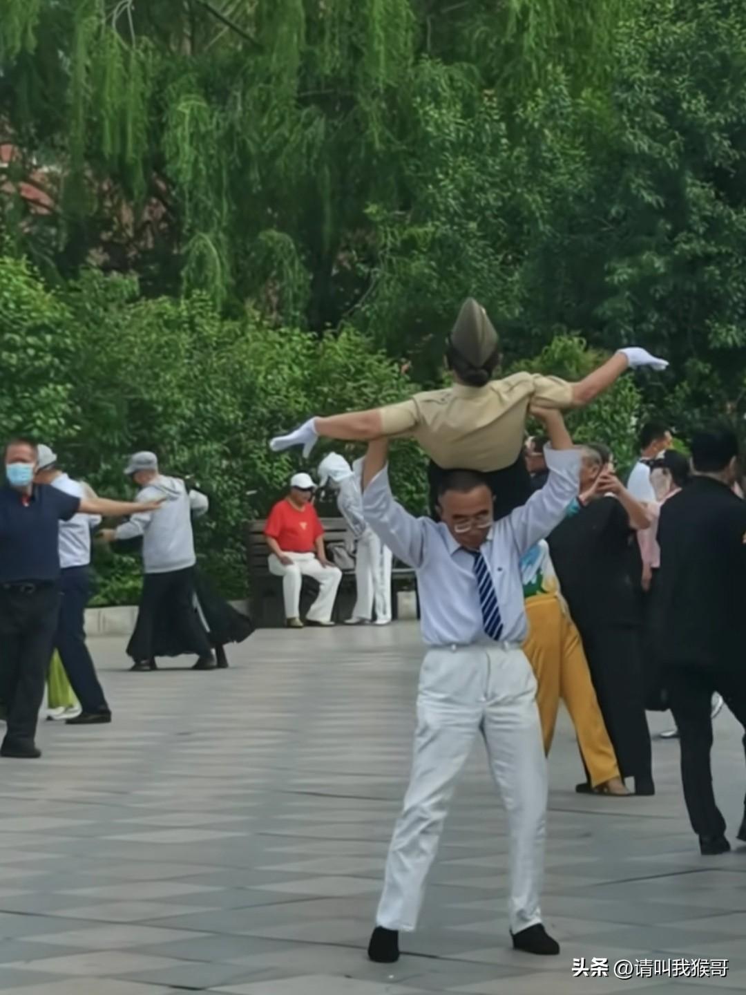 半年没散步，广场舞里又出新高度了吗？