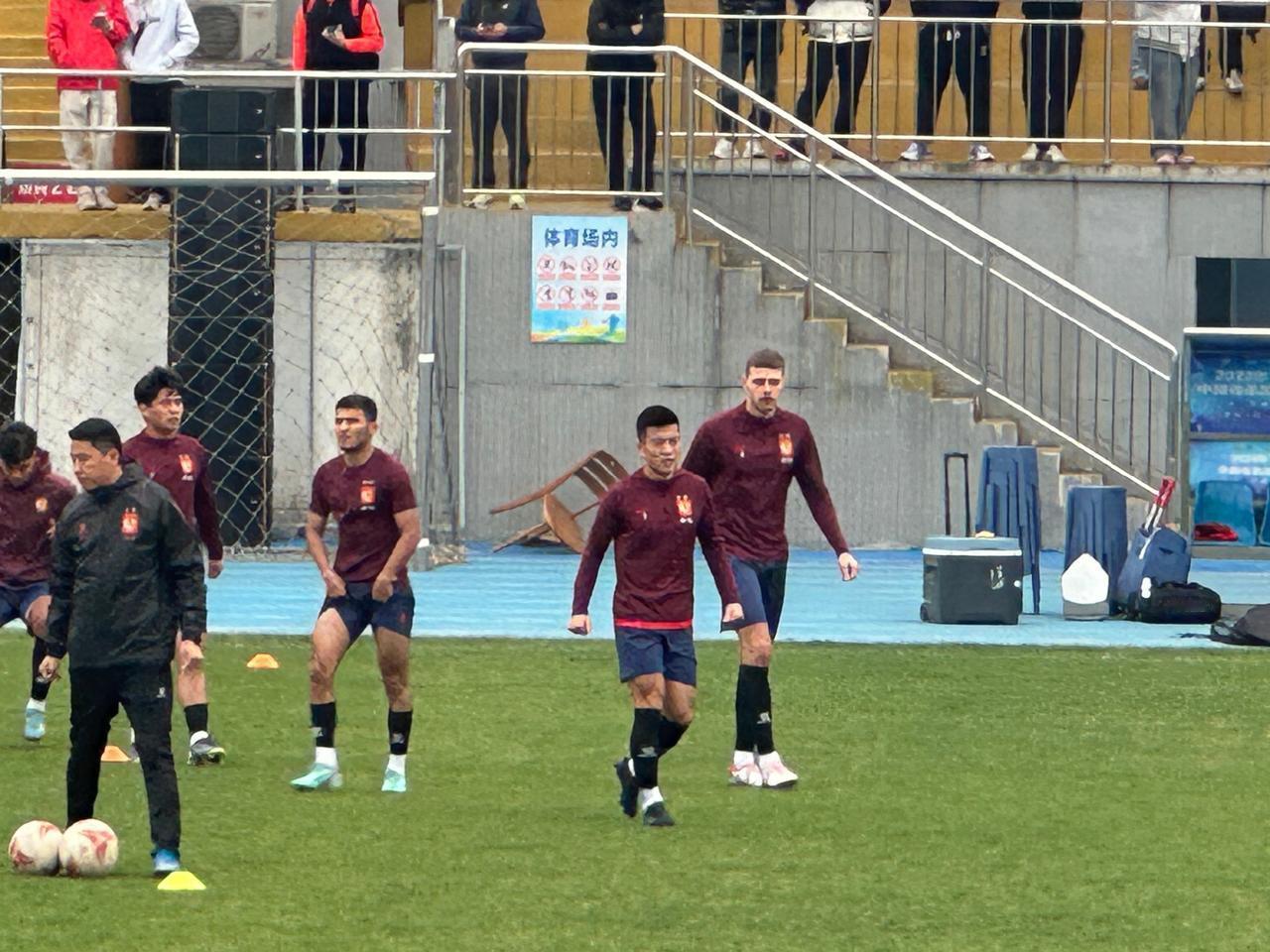 广州队新外援，他会踢球吗？踢中甲，符合广州队吗？[偷笑][笑哭][捂脸]鹤立鸡群