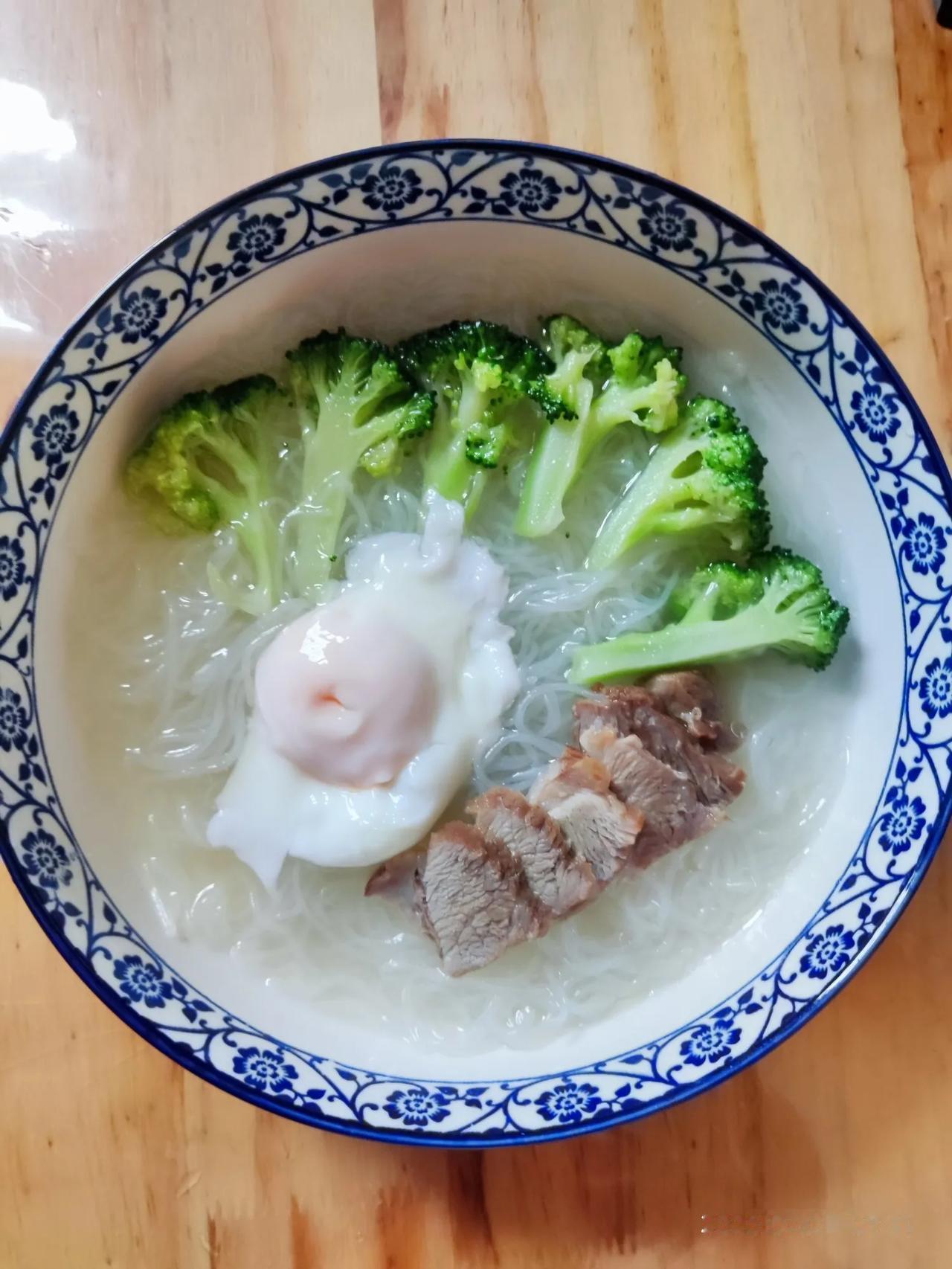 早上给女儿做的汤米粉，还是第一次这么认真上心地别出心裁[偷笑]，平时上学也没时间