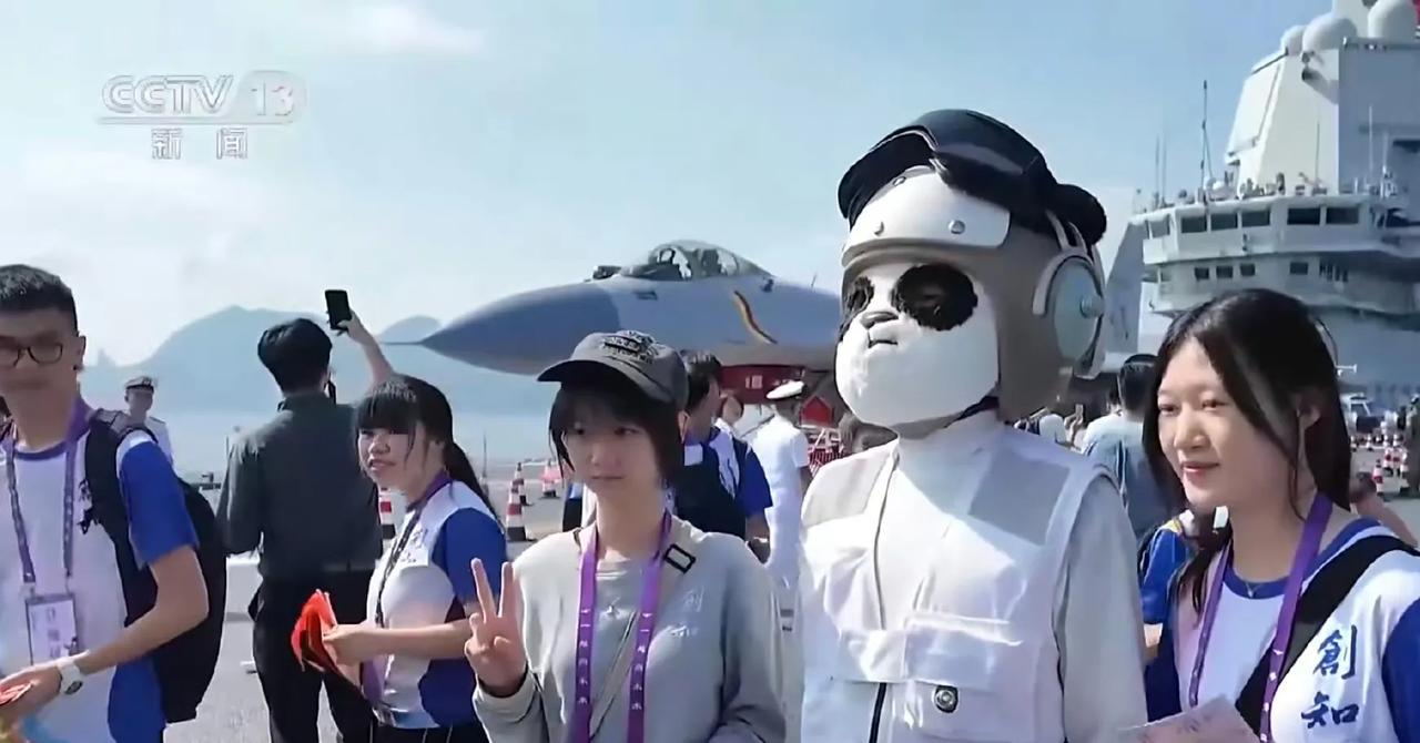 山东号航母上的舰载熊猫是海军指战员扮演的，这么装扮的目的也是为了能够和参观山东号