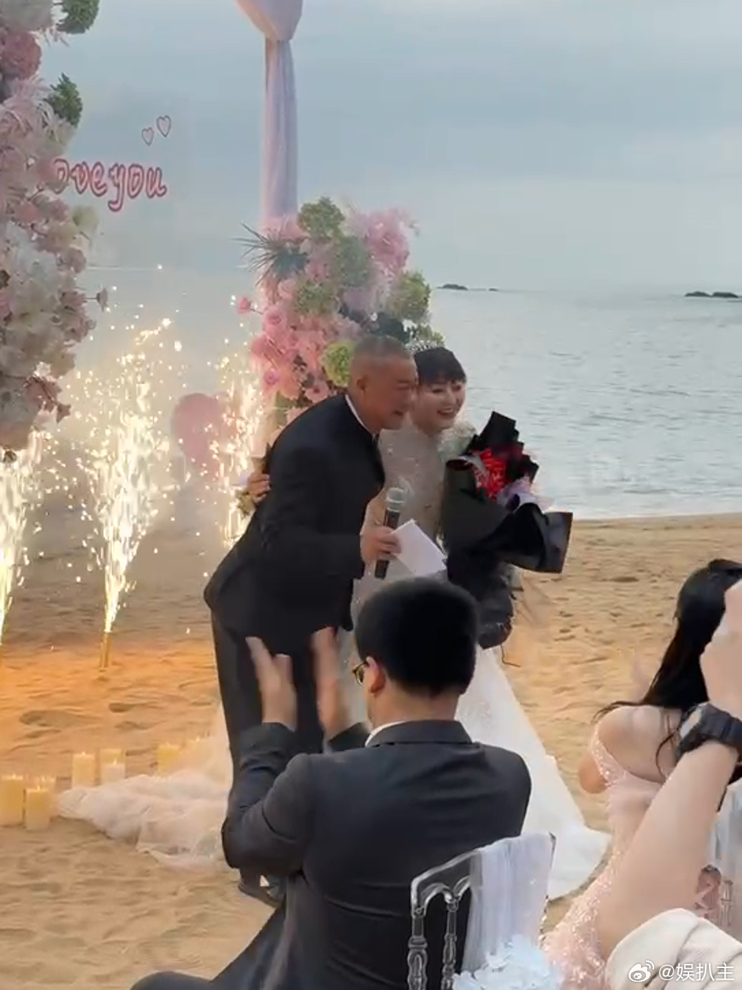 麻辣儿子为父母办迟到30年的婚礼  三十年前是一千封情书，三十年后是补办婚礼！他