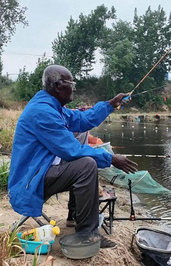 “钓帝”去世，钓鱼佬对国家贡献已超过抽烟佬！

河北唐山的一位老大爷，安国勇，前