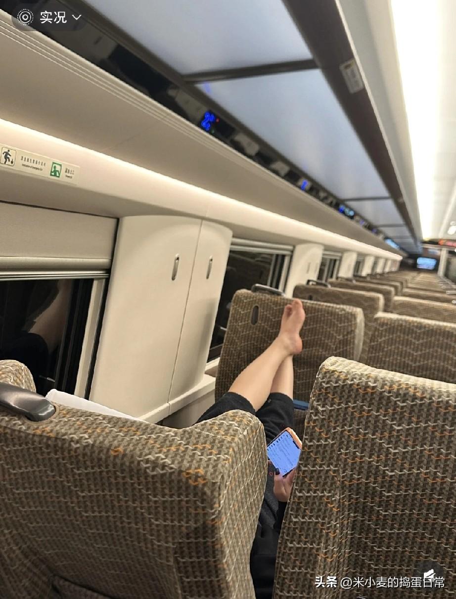 高铁上这脚一抬，真要罚款了
 
刷到这张图，隔着屏幕都觉得膈应——
高铁车厢里，