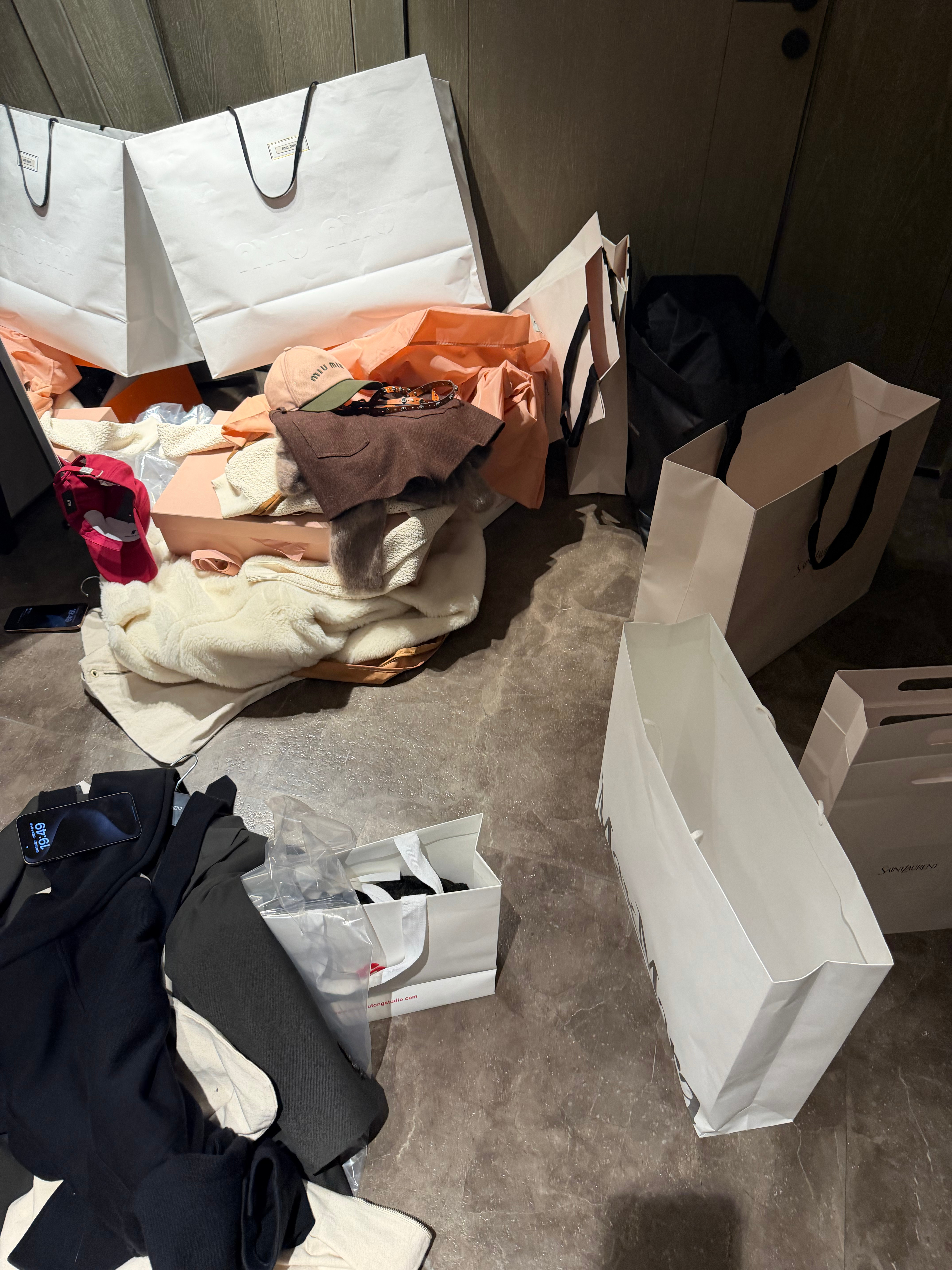 收拾一堆东西拍了个开箱 还把指甲给劈了结果拍的很丑 崩溃中… 拍开箱视频太累了收