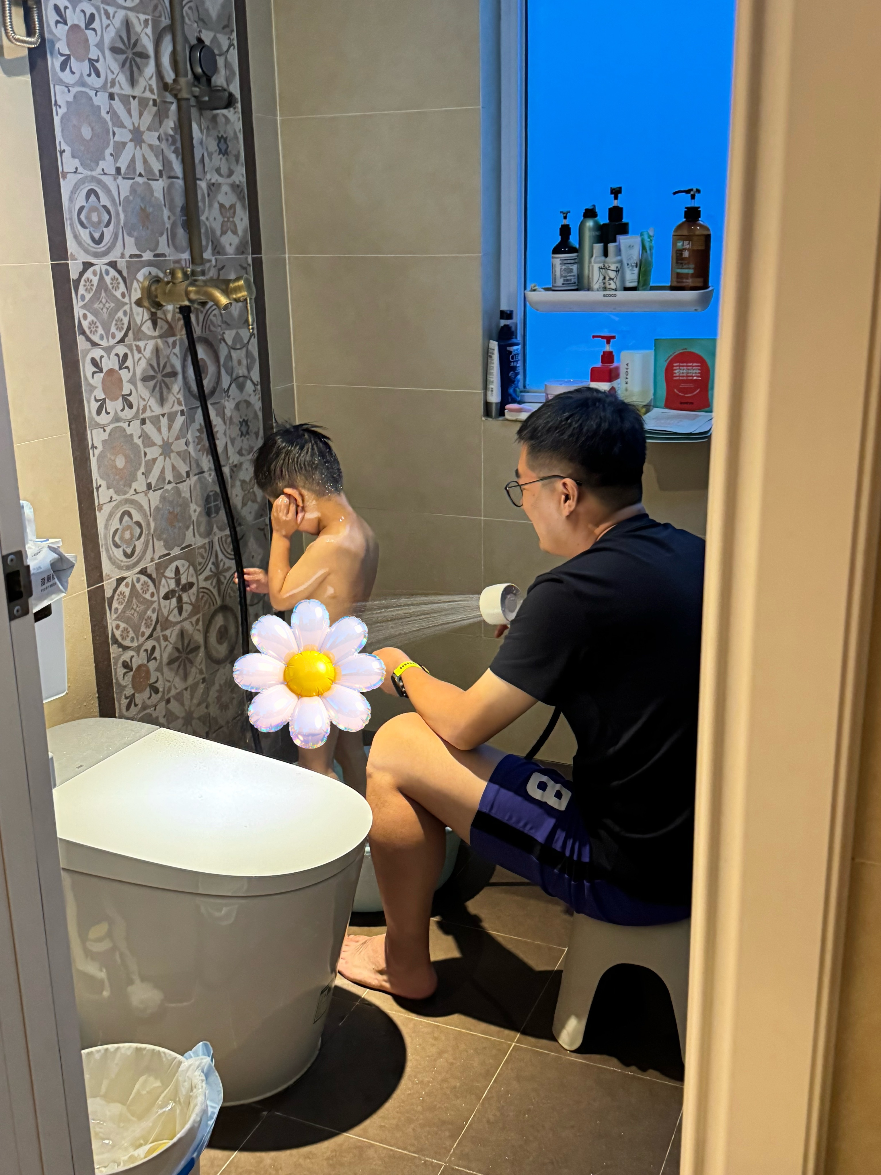 一到家就听到欢声笑语，过来一看爷俩先洗上澡了。问了一下是两人又吵架了，他爹要把他