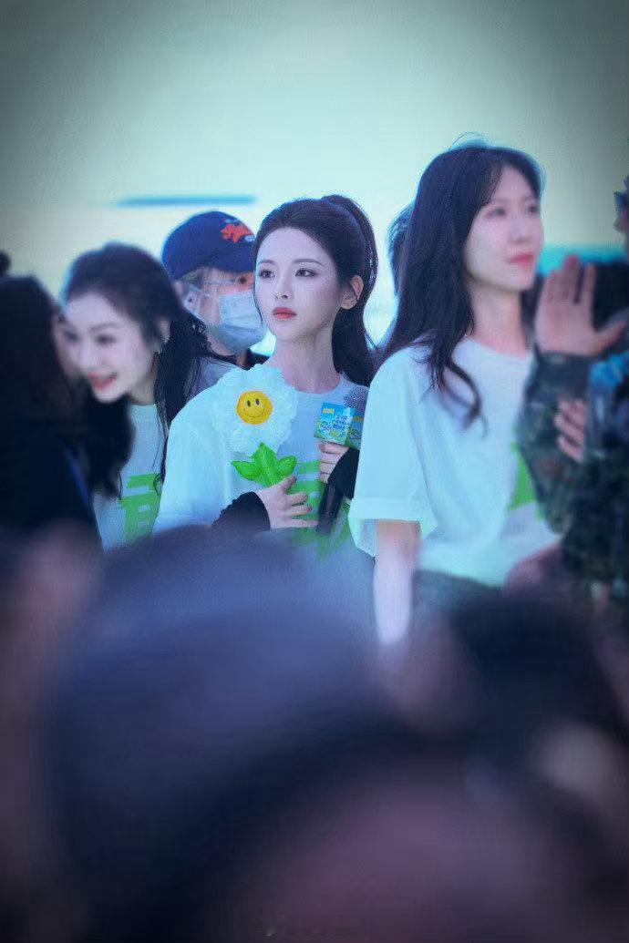 杨超越拍戏手臂大面积淤青 全身心投入影视拍摄，手臂淤青默默承受，踏实努力，展现演