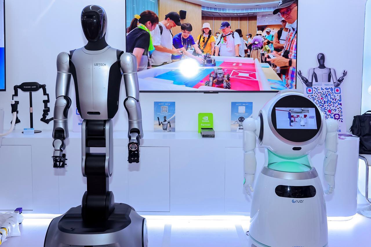 Walker S2 人形机器人，这款机器人部署 NVIDIA Isaac Sim