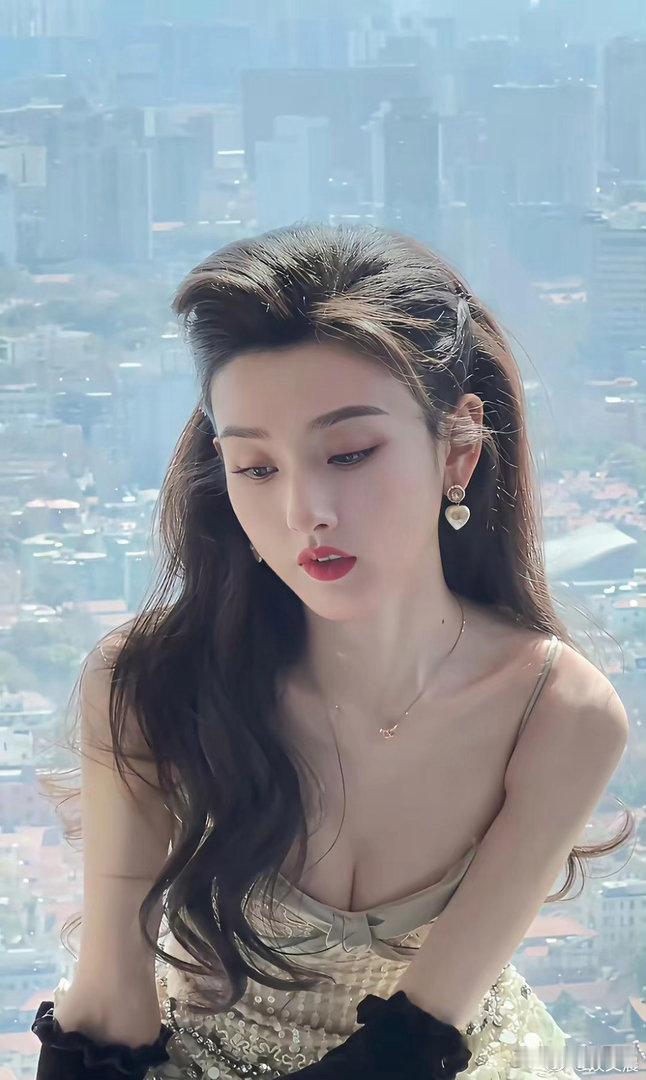 宋祖儿五官精致小巧，眉眼轮廓细腻灵动，骨相皮相都很优越，颜值辨识度超高 