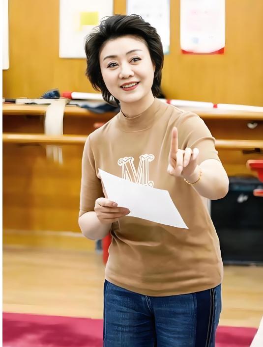 59岁的李胜素，活成了很多人想不到的样子。一辈子没结婚，没生过孩子，身边却有个男
