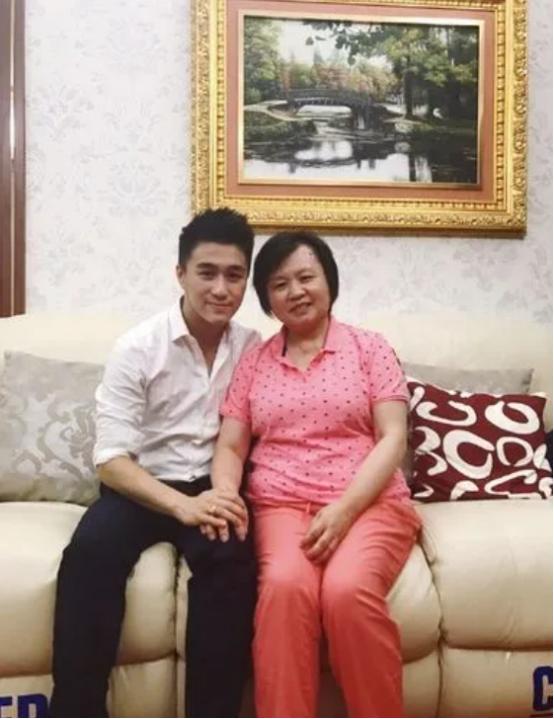 豪门保姆中3000万彩票后，何猷君一句话让她泪目：我给你养老送终

何猷君现在已