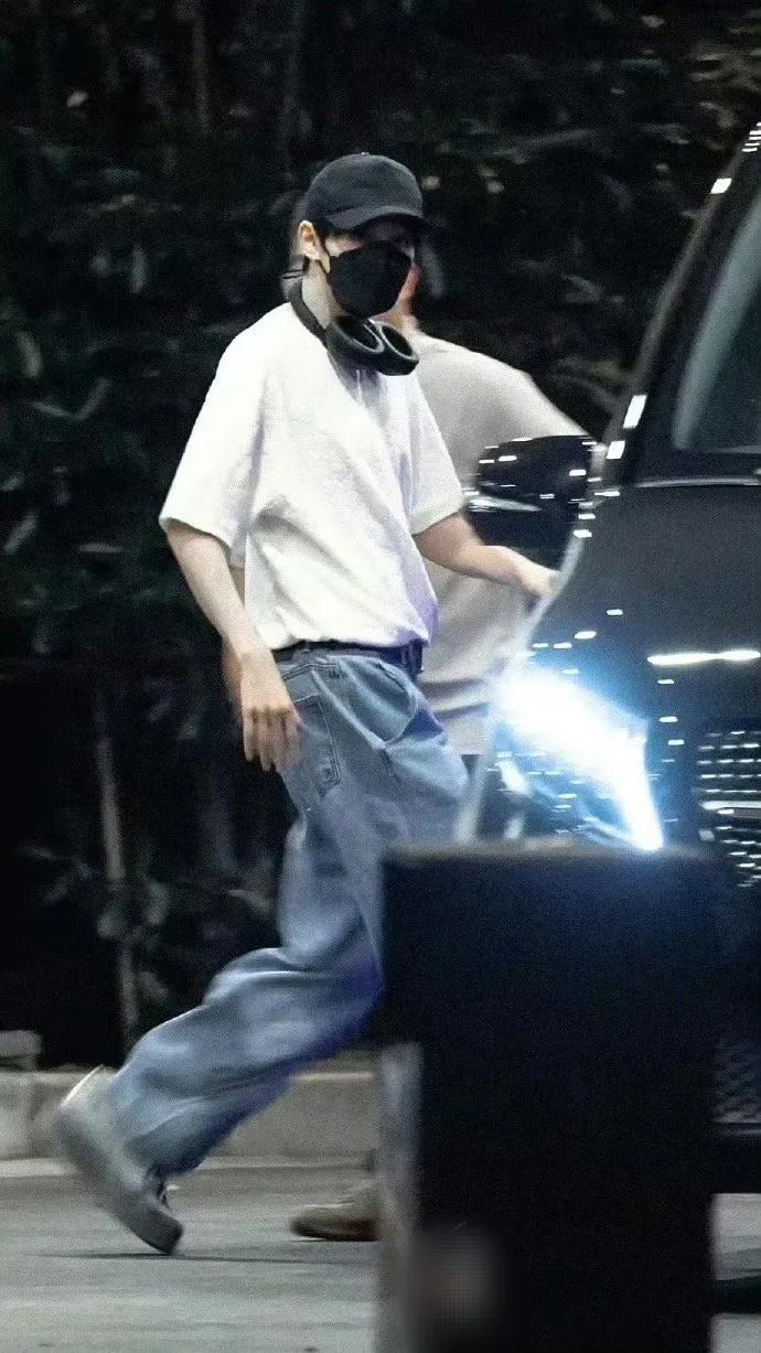 邓为清爽人夫感现身机场[笑哭][机智]！
瞧瞧这是谁？那可不就是咱们超清爽的宝宝