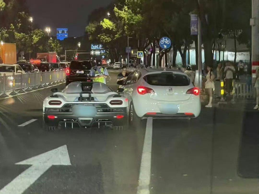 真惨啊，别克实线变道撞上正常行驶的科尼塞克。据说定损406万，车要运回瑞典修，保