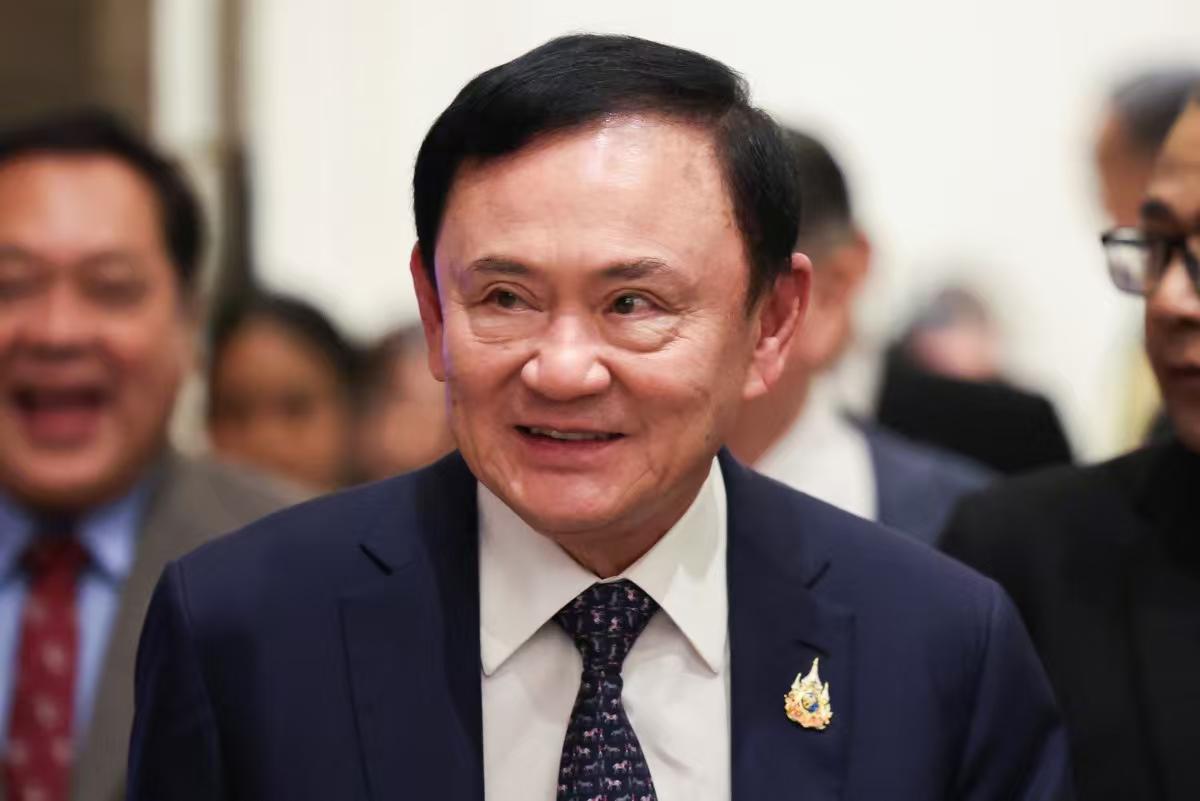他信确实做的过分了，原本他流亡回来后被判了8年。后来泰王给了他信特赦，将他的刑期