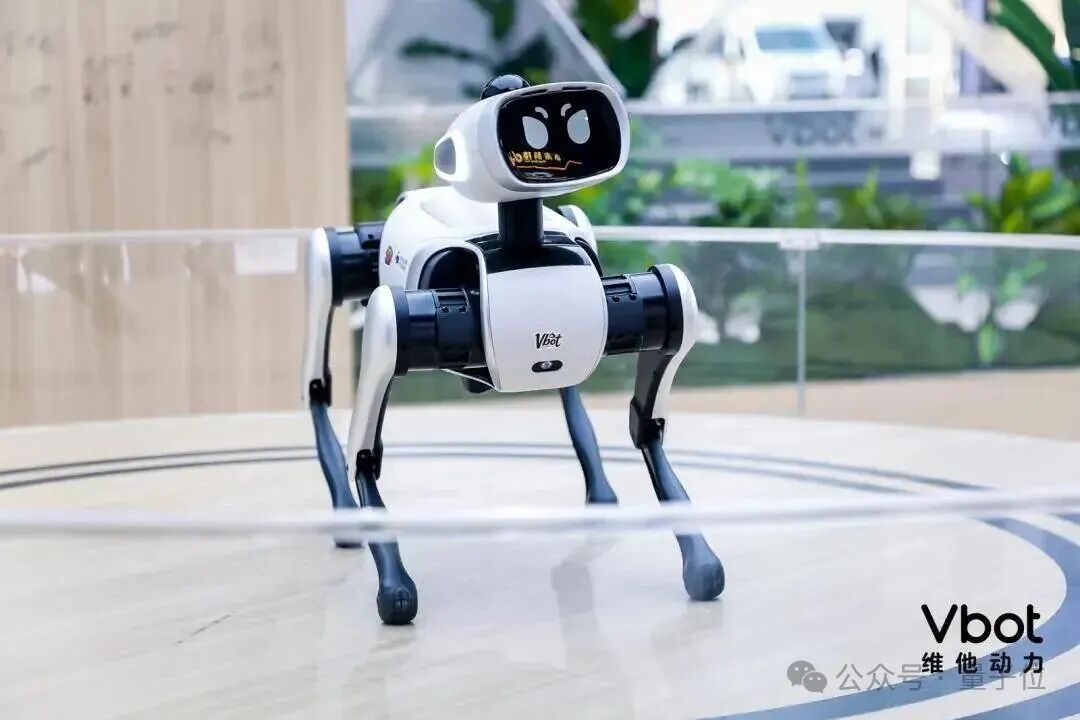 一只大头机器狗供不应求，打响了消费级具身智能第一枪
