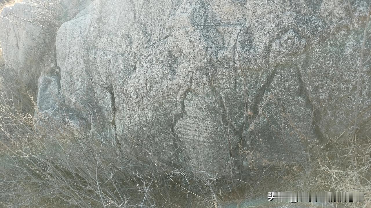 我与好友同访姑子庙岩刻
🍁今日雨水，春风浩荡，天空碧蓝。我与好友下午2：30开