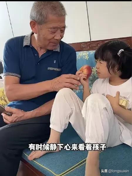 老两口又直播了，其中老黄还极其神秘的说，要带着小天赐去北京上学。
还去北京，六七