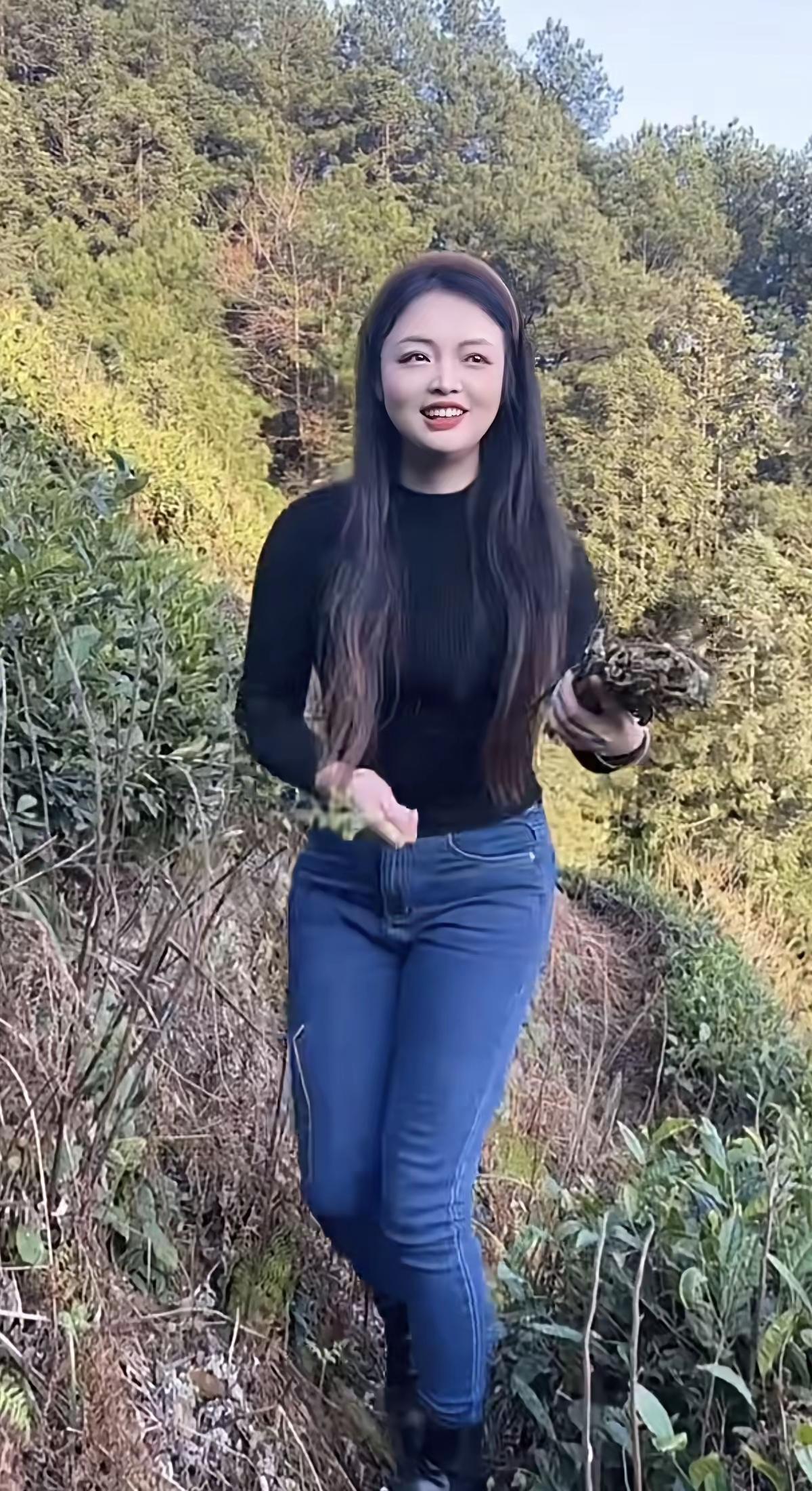 四块玉·待客
闻客来，上山坡，
亲采山蘑煲汤喝。
鲜香胜过海中螺。
情意多，笑语