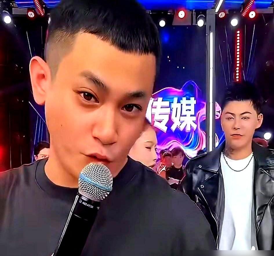 辛巴在直播间砸下3个亿，不是给吴迪发工资，是买他这辈子不能自己当老板的卖身契。