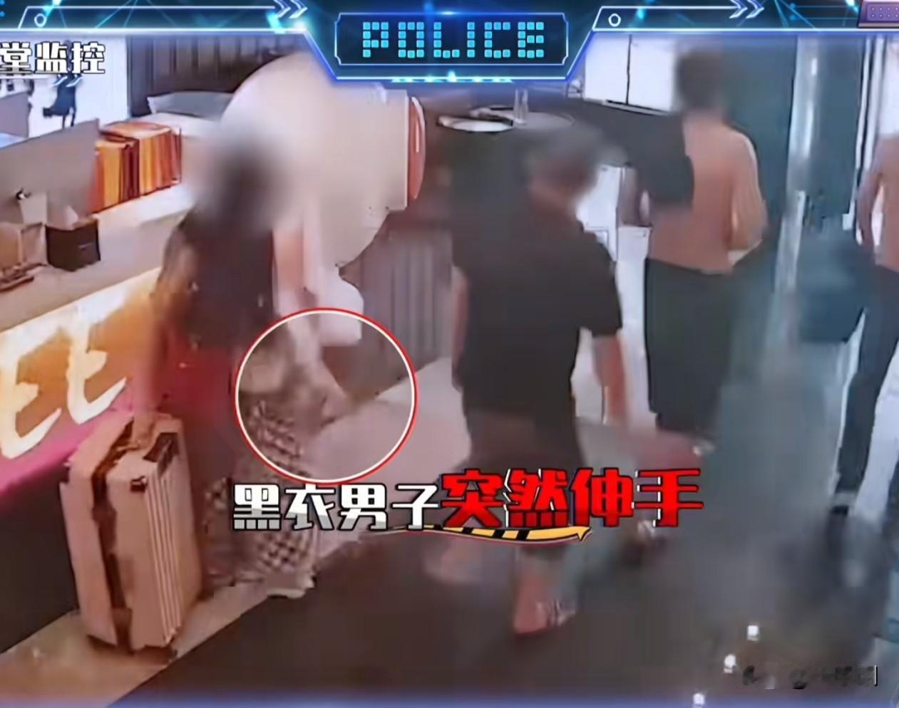 50岁大叔当众猥亵20岁小姐姐

男子在酒店打麻将输了钱，心里憋着火，出门碰见个