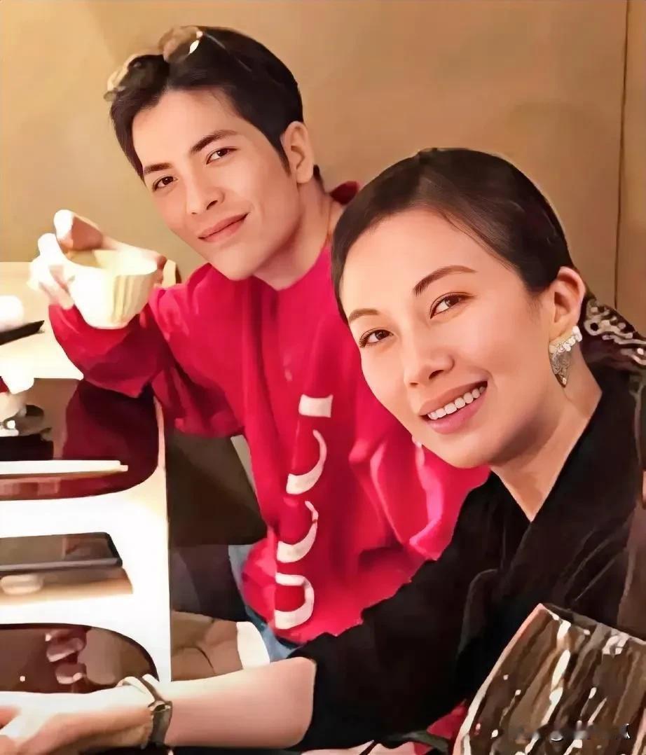萧敬腾与林有慧两人相恋19年，十月终于步入婚姻殿堂，林有慧可以说既是萧敬腾的经纪