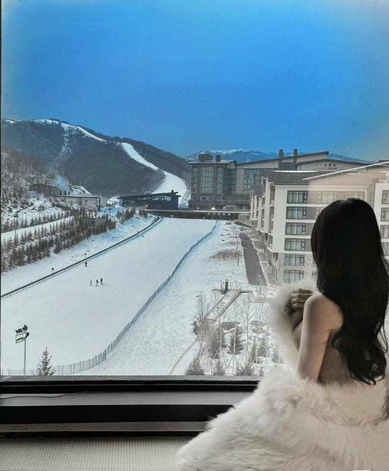 开心这种事 自己买单比较容易 请一边努力一边快乐. ​​​